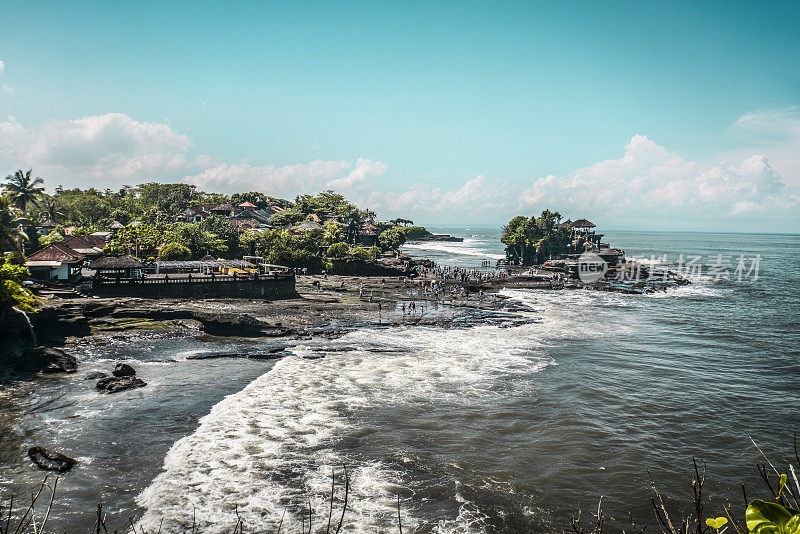 游客参观Pura Tanah Lot水庙，巴厘岛，印度尼西亚